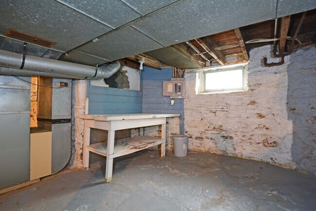 Building Photo - Beautiful 3-Bed 1.5-Bath Home Available Now in St. Paul!