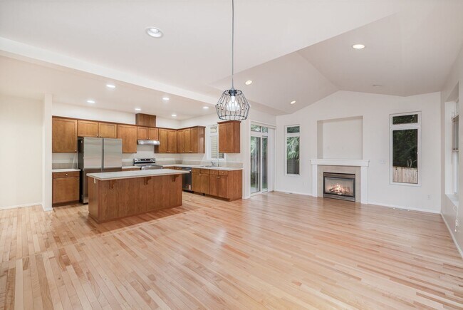 Building Photo - Townhouse available in lynnwood