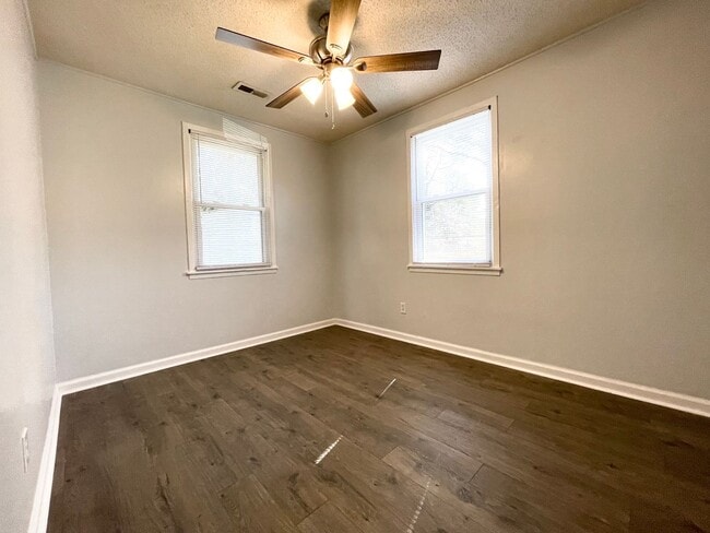 Building Photo - Welcome to Elm Street!