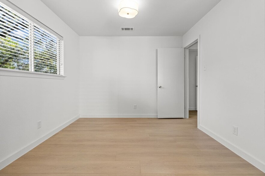 Building Photo - 11131 Henge Dr