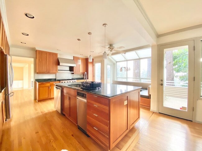 Building Photo - Gorgeous Lakeview Home for rent