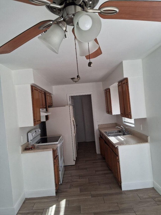 Building Photo - 1958 Knight St