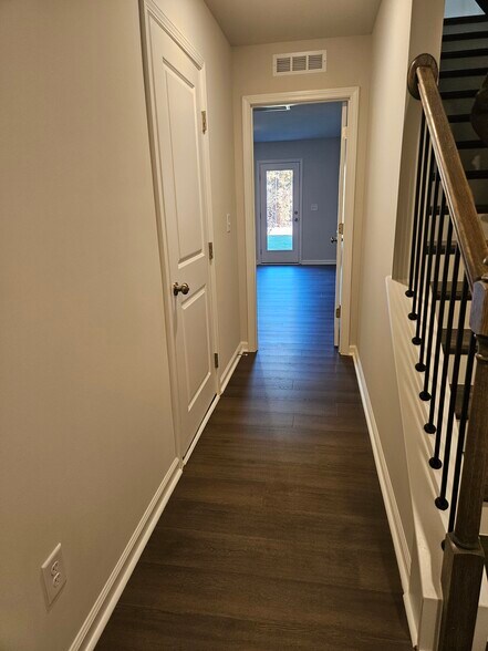 Building Photo - 530 Light Oak Way