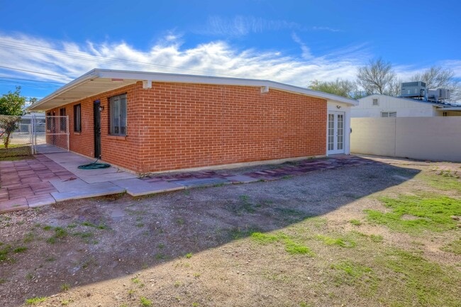 Building Photo - 417 E Jacinto St