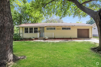 Building Photo - Super Cute Three Bedroom