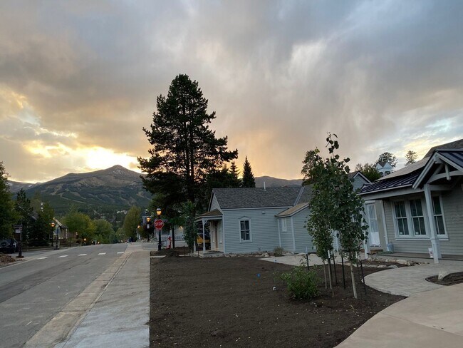 Building Photo - 300 Washington Rd