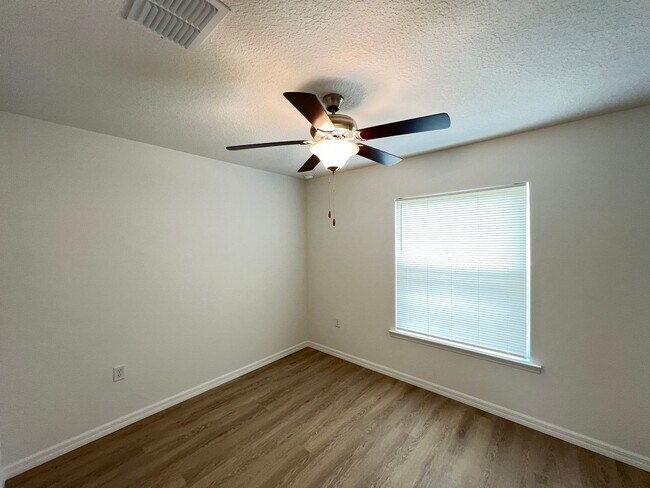 Building Photo - Available now! Beautiful 3 BD/2BA Home in ...