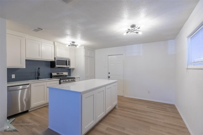 Building Photo - Furnished 3 bedroom 2 bathroom