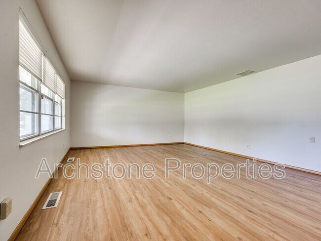 Building Photo - 3121 Lakeside Dr