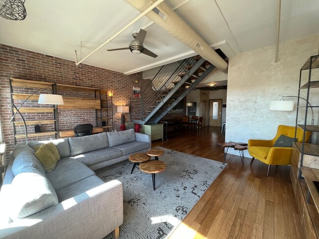 Building Photo - Eccentric 2 Bedroom 2.5 Bathroom Condo In ...