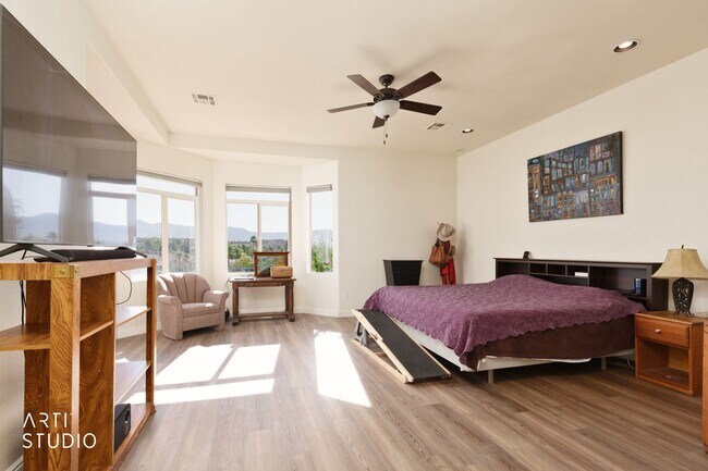 Building Photo - Beautiful home located in the gated commun...