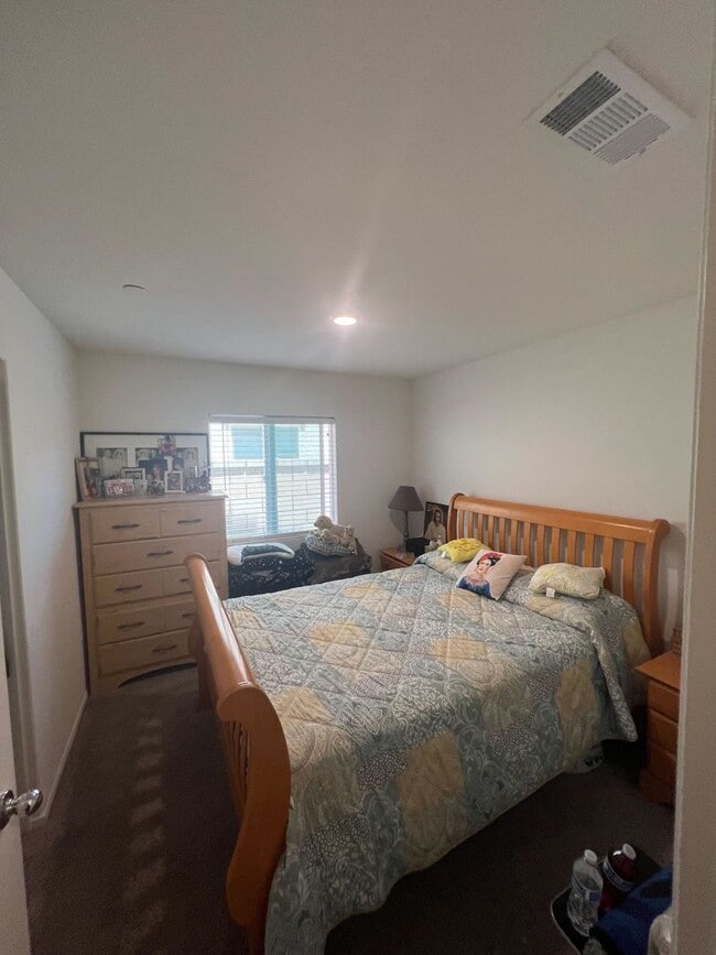 Building Photo - Comfortable Living in a Quiet Neighborhood...