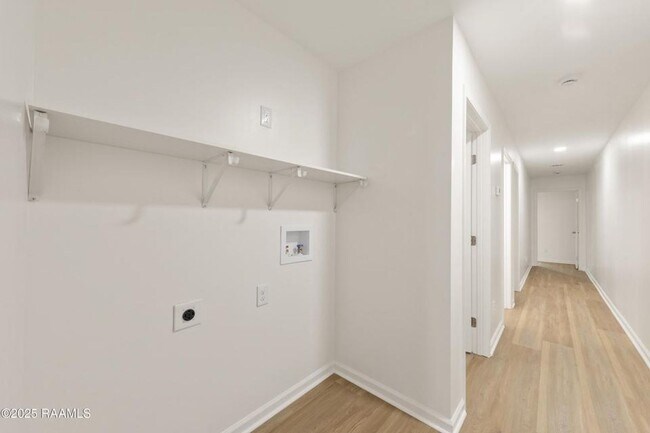 Building Photo - FOR RENT in LAFAYETTE!