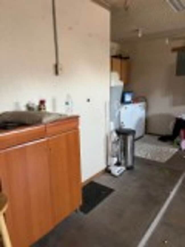 Building Photo - Beautful Brick Home with 3 BD/2 BA & Refri...