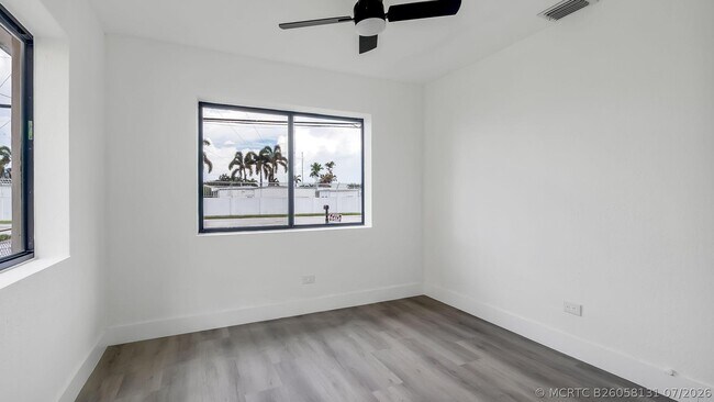 Building Photo - 5015 SW 25th St