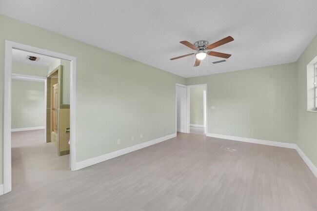 Building Photo - 154 SE Naranja Ave