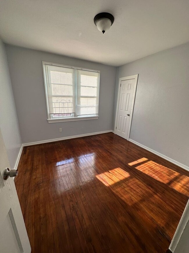 Building Photo - Fully Renovated 3/2 Available for Immediat...