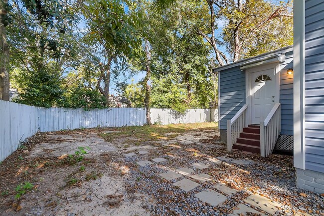 Building Photo - Charming North Charleston Home