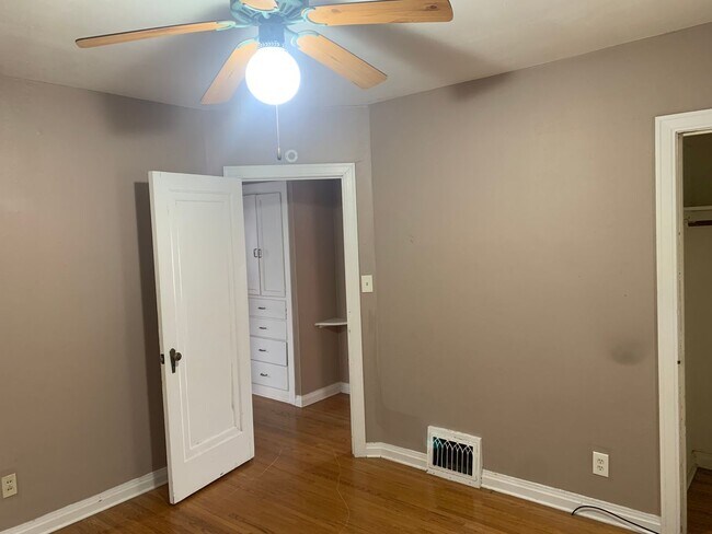 Building Photo - 4-bedroom house for RENT