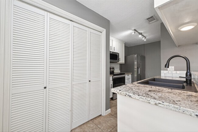 Building Photo - 6700 Richardson Rd