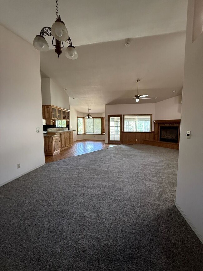 Building Photo - AVAILABLE SOON! Large Single level Sinagua...