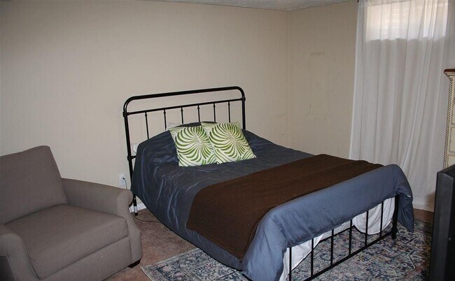 Building Photo - Charming home -  Coming open JUNE 15TH