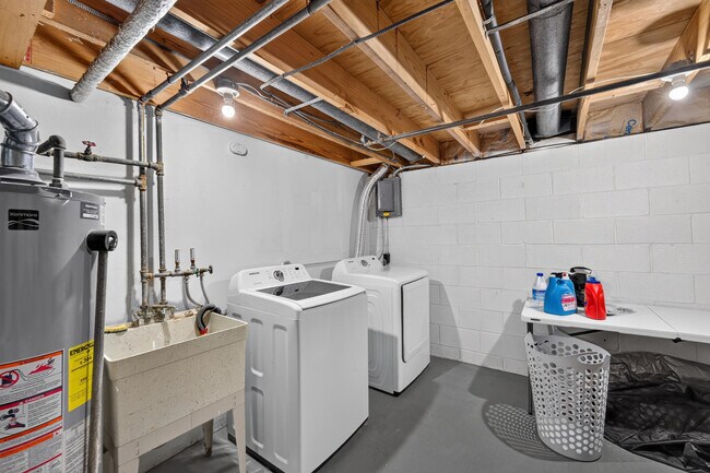 Building Photo - 1421 W Edgerton Ave