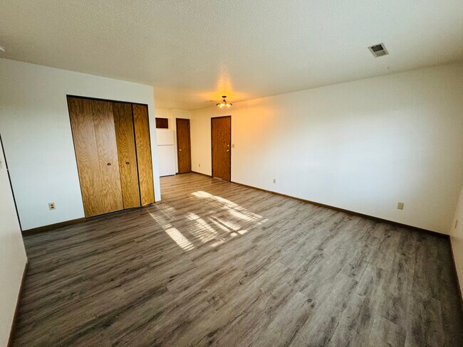 Building Photo - 156 Westside Dr