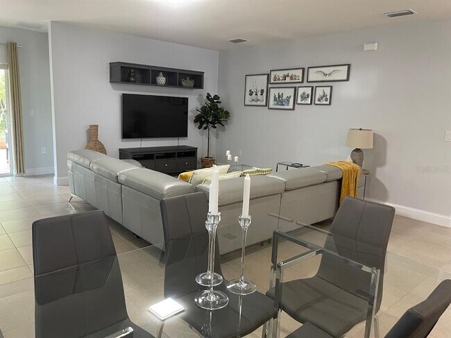 Building Photo - 690 Hadley Pl E