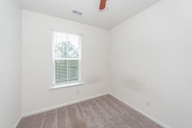 Building Photo - 4 Bedroom, 3.5 Bathroom Townhome in Foxbank Plantation - Moncks Corner