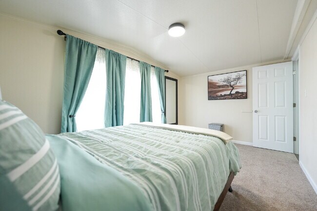 Building Photo - Modern Furnished 2 Bed/2 Bath Home • Laundry • Internet Included