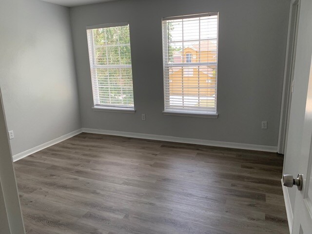 Building Photo - 1803 Royal Ridge Dr