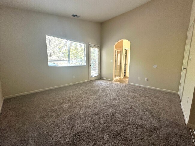Building Photo - Single Story 3 Bed 2 Bath in Apple Hill!