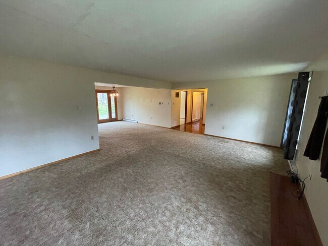 Building Photo - Beautiful 4 Bedroom, 2.5 Bathroom, 3000sq.ft Ranch! Pet Friendly!
