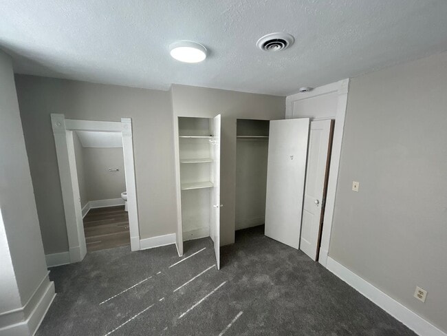 Building Photo - Highly walkable upstairs duplex