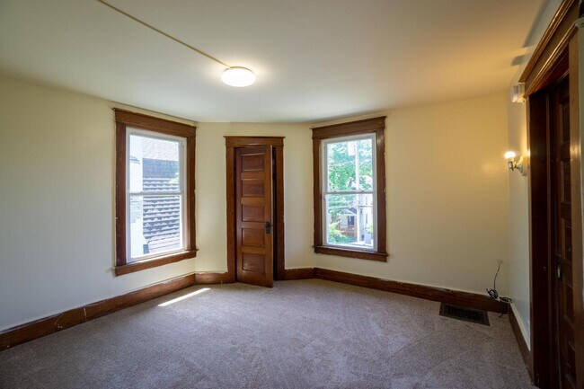 Building Photo - 917 Lancaster Ave