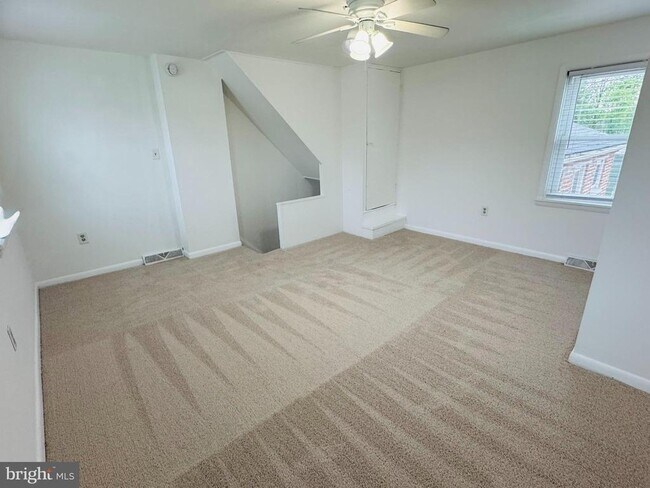 Building Photo - 25 Degrange St