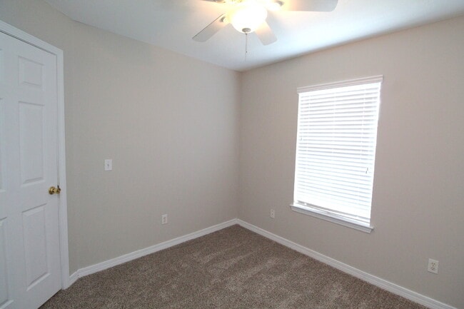 Building Photo - Spacious 3BR/2BA Navarre Home with Garage, Open Kitchen Layout, Fenced Yard & Convenient Coastal ...