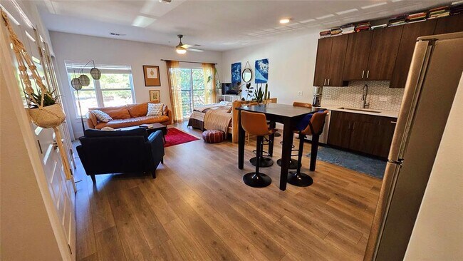 Building Photo - 2213 Poquito St