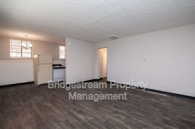 Building Photo - 619 Gainsborough Rd