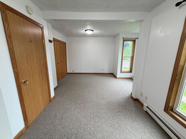 Building Photo - Upper Level 2 Bedroom Apartment - AVAILABLE TODAY