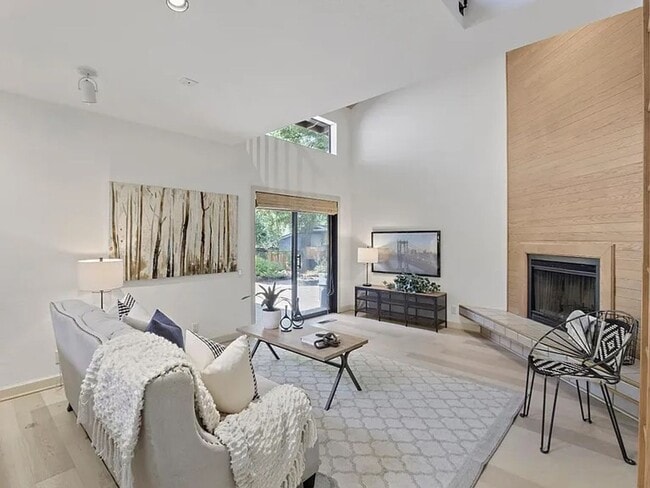 Building Photo - BRIGHT & AIRY HOME IN EXCLUSIVE ENCLAVE SPRAWLING, PRIVATE CULDESAC PROPERTY