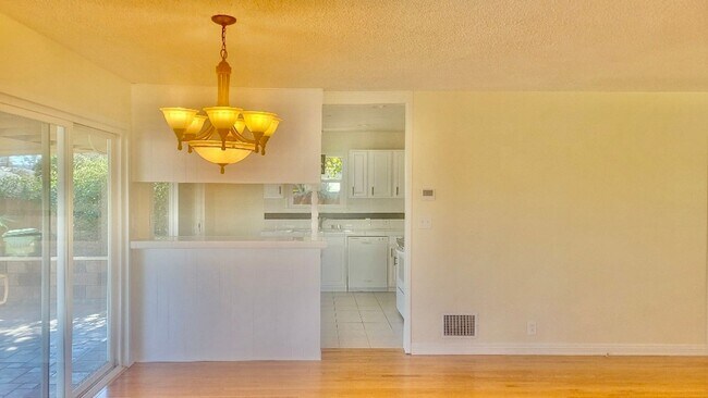 Building Photo - Beautiful 3-bedroom home in a quiet tree-lined street in Winnetka