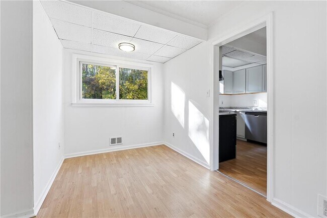 Building Photo - 6917 Laurel Wood Dr