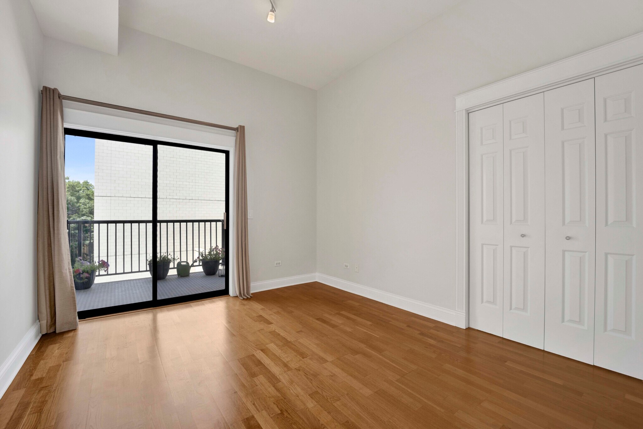 Building Photo - 2042 N Clark St