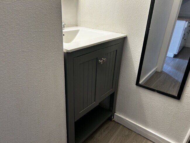 Building Photo - Studio with tiled shower close to downtown, campus, and SEL - Available August 5th