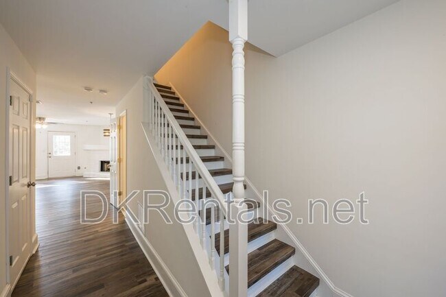 Building Photo - 215 Morris Ln