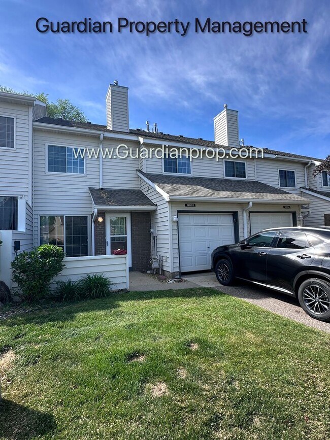 Building Photo - Apple Valley 2 Bedroom Town Home, Patio, Fireplace, 1 Car Garage, AC, New Carpet