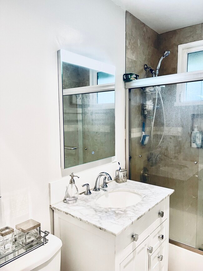 Building Photo - 7236 Oakdale Ave