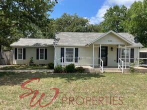 Building Photo - Good looking 3 bedroom 2 bath with huge yard!